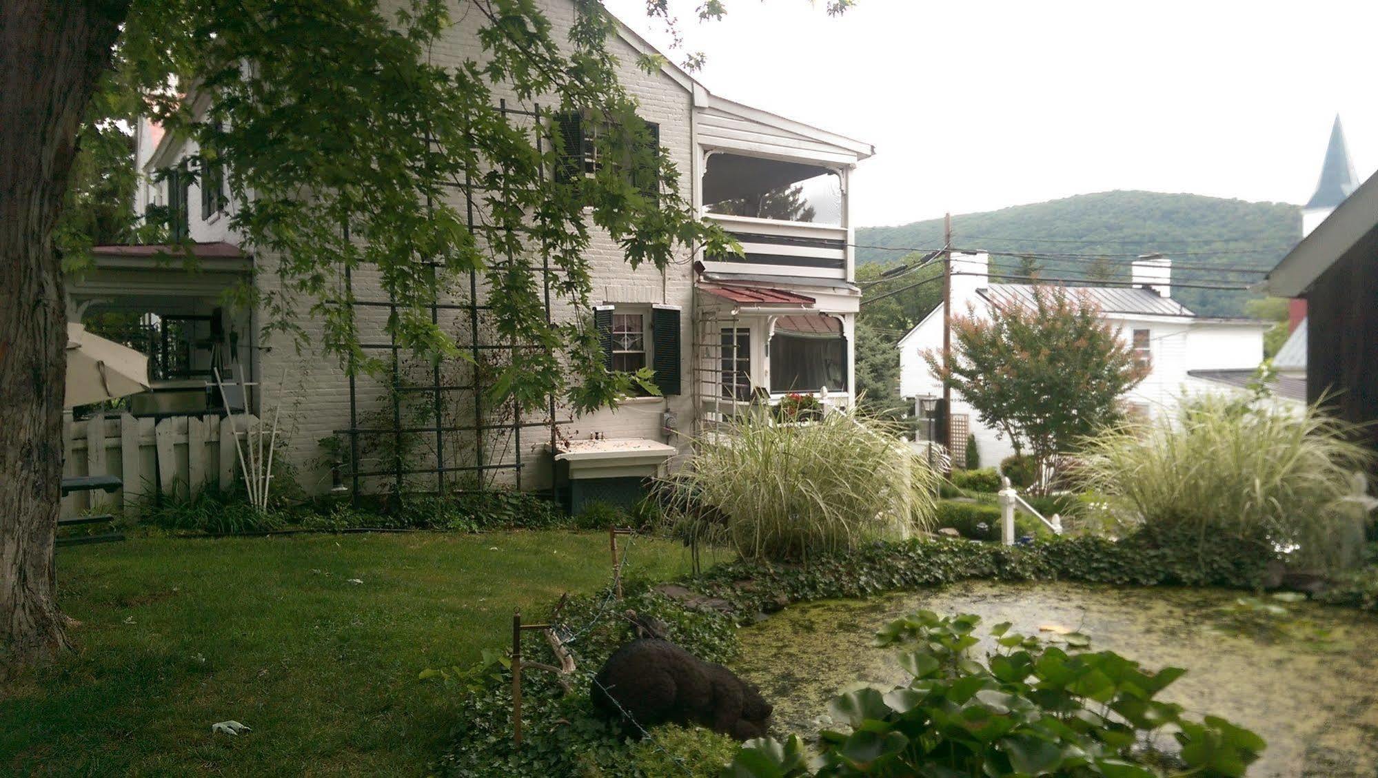 Lily Garden Bed And Breakfast Harpers Ferry Exterior photo